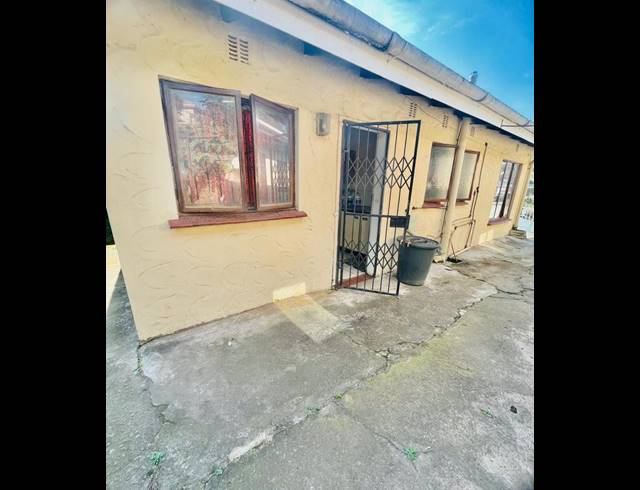 5 BEDROOM HOUSE FOR SALE IN UMLAZI BB